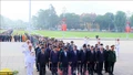 [Ảnh] Các đại biểu Quốc hội đặt vòng hoa và vào Lăng viếng Chủ tịch Hồ Chí Minh