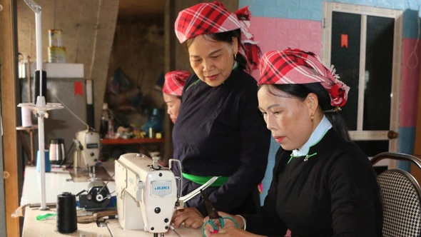 Phụ nữ Tày Võ Lao giữ nghề truyền thống