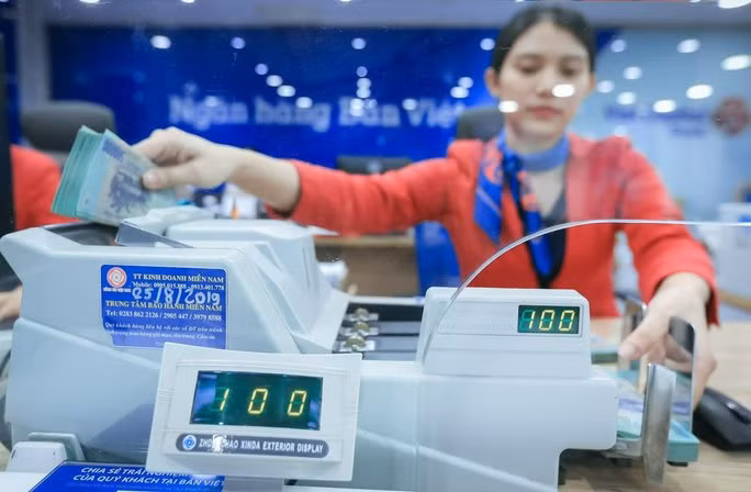 Lãi suất tiền gửi đồng loạt giảm mạnh - Ảnh 1. Lãi suất tiền gửi đồng loạt giảm mạnh - Ảnh 1.