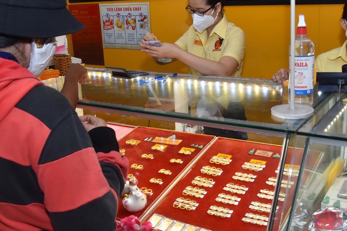 Giá vàng hôm nay 14-6: USD tăng giá dữ dội, vàng lao xuống dốc - Ảnh 1.