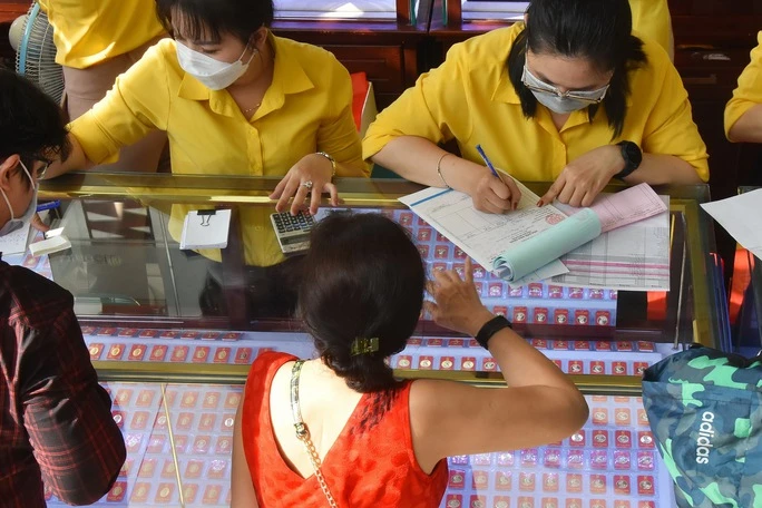 Giá vàng hôm nay 16-6: Đảo chiều vọt lên dù Mỹ tăng thêm lãi suất - Ảnh 1.