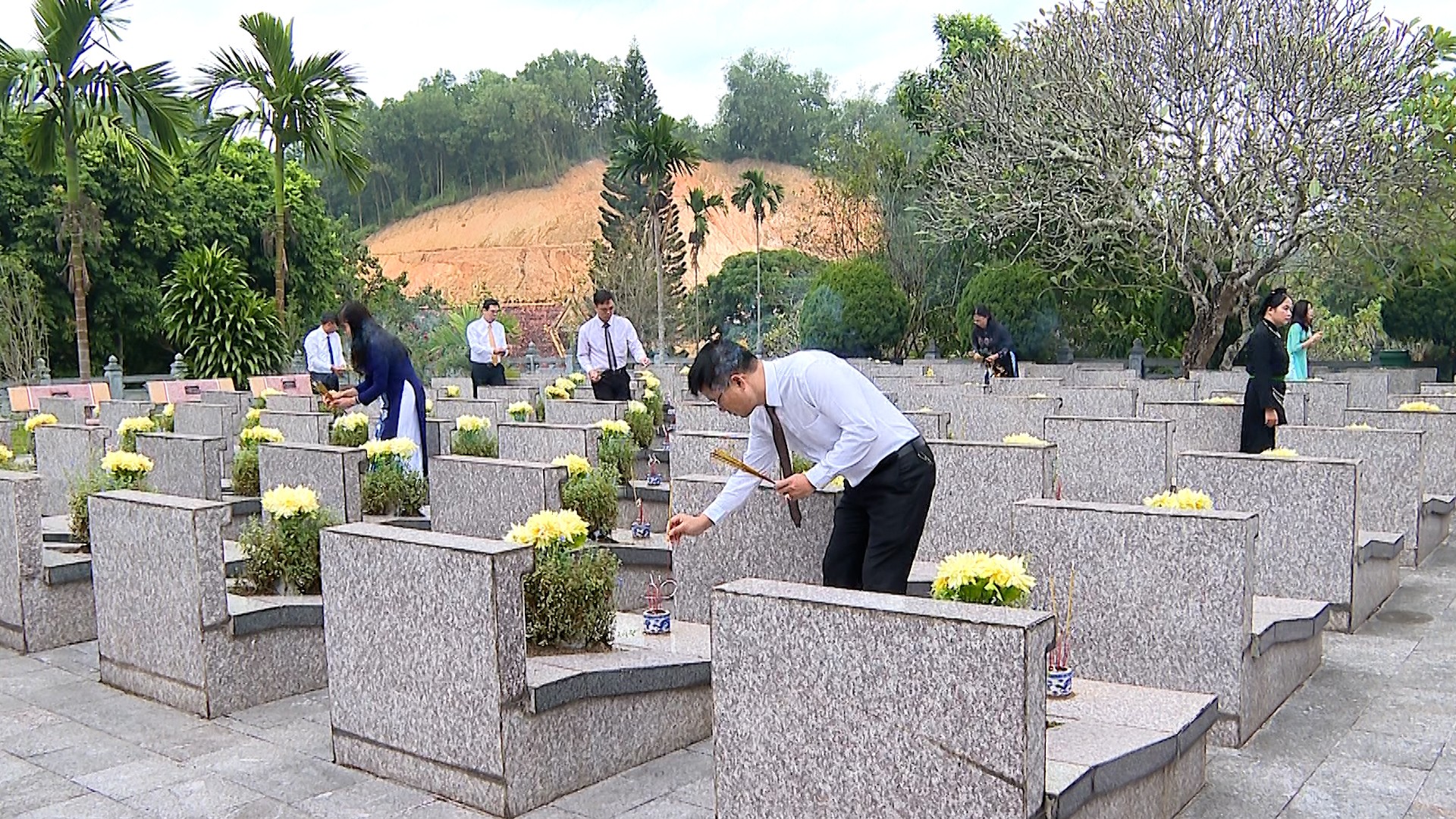 Các đại biểu viếng các Anh hùng liệt sĩ tại Nghĩa trang liệt sĩ Trung tâm tỉnh. r13.jpg