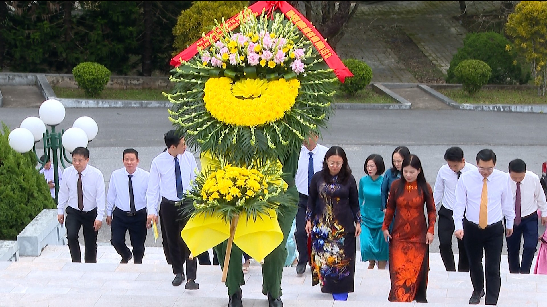 Đoàn đại biểu viếng các Anh hùng liệt sĩ tại Nghĩa trang liệt sĩ Trung tâm tỉnh. r8.jpg