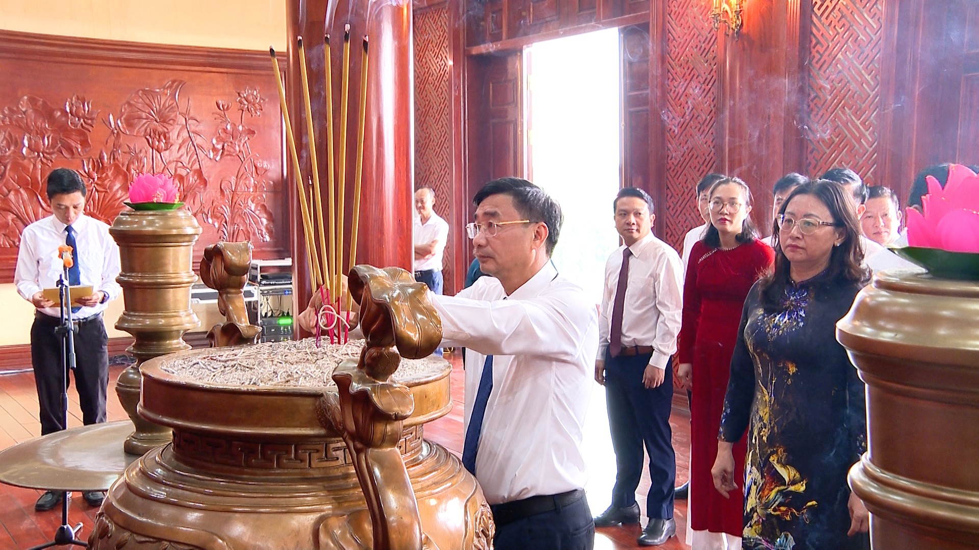 Các đại biểu dâng hương tưởng niệm Chủ tịch Hồ Chí Minh. r7.jpg