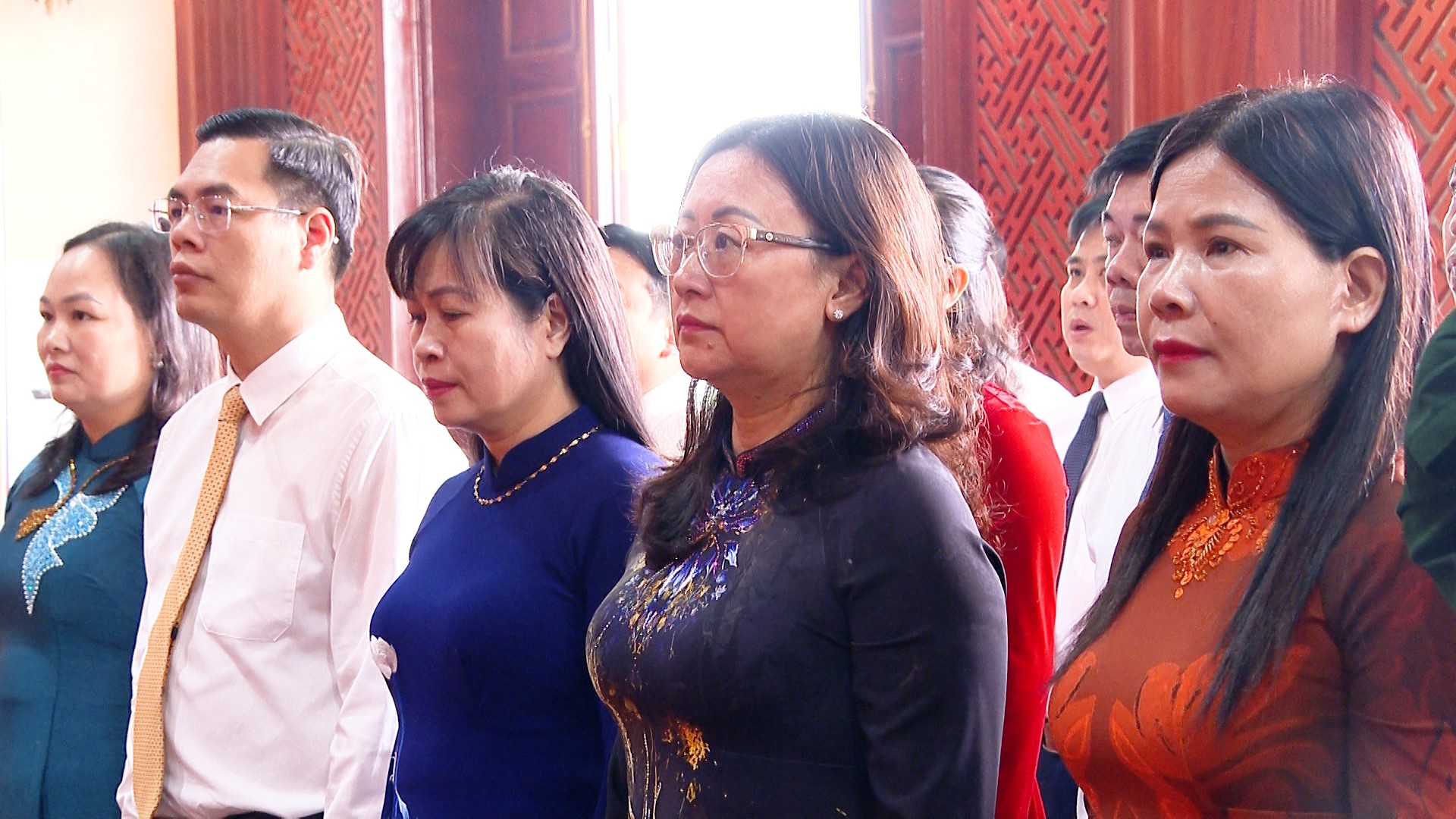 Đoàn đại biểu dâng hương tưởng niệm Chủ tịch Hồ Chí Minh. r5.jpg