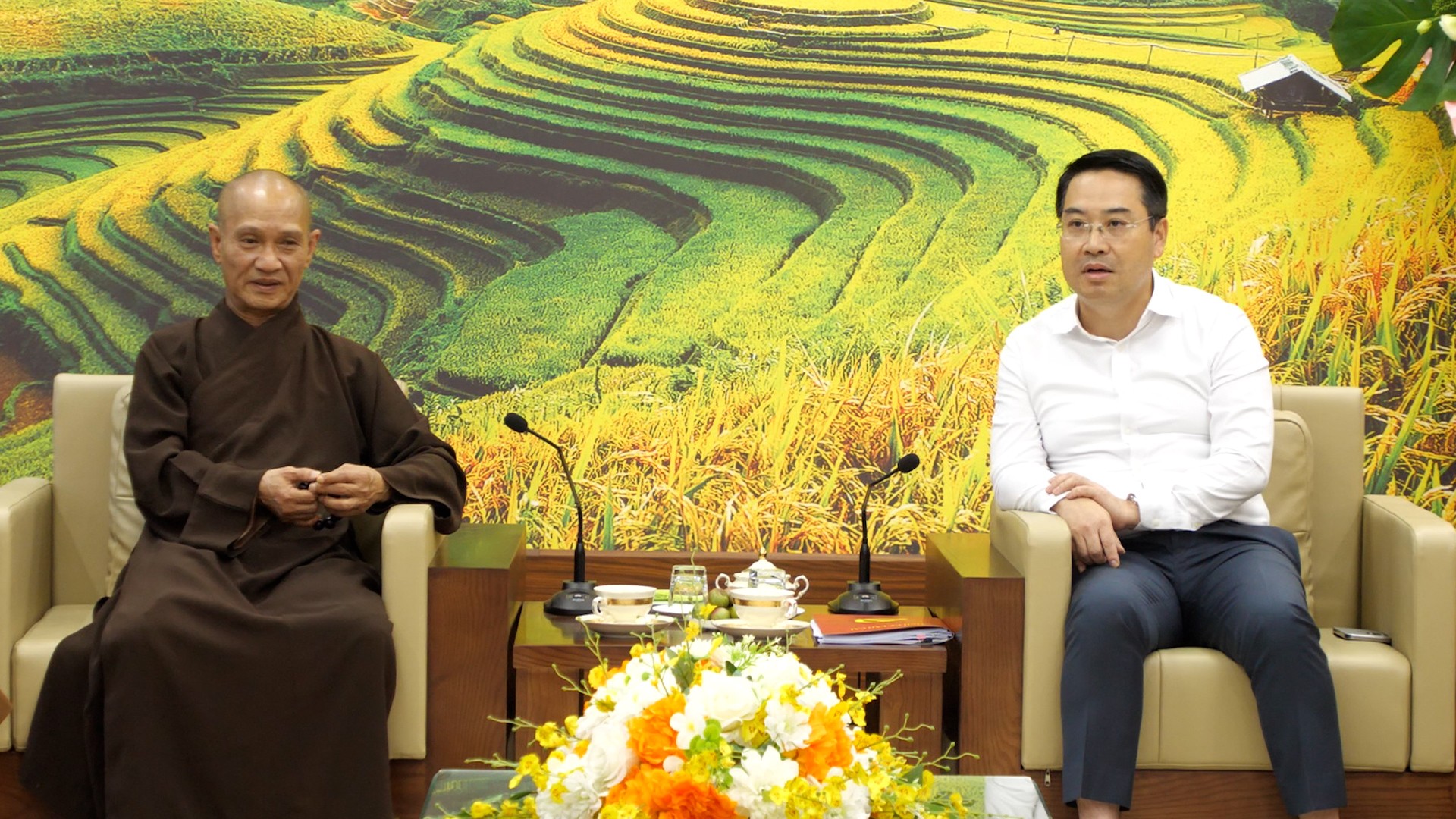 Đồng chí Nguyễn Tuấn Anh, Phó Bí Tỉnh ủy trân trọng cảm ơn những tình cảm tốt đẹp và lời chúc mừng của Hòa thượng Thích Thanh Điện. c4.jpg