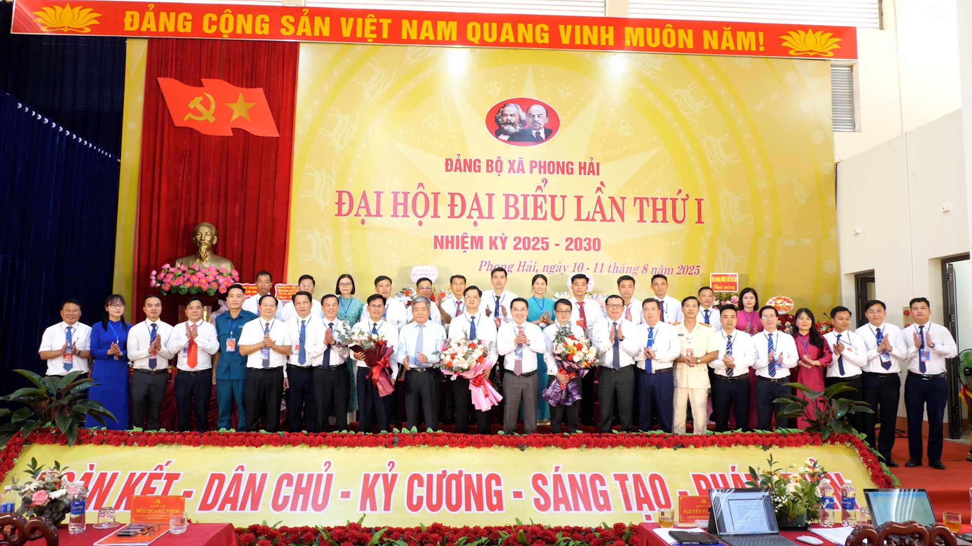 Ban Chấp hành Đảng bộ xã Phong Hải ra mắt Đại hội. t5.jpg
