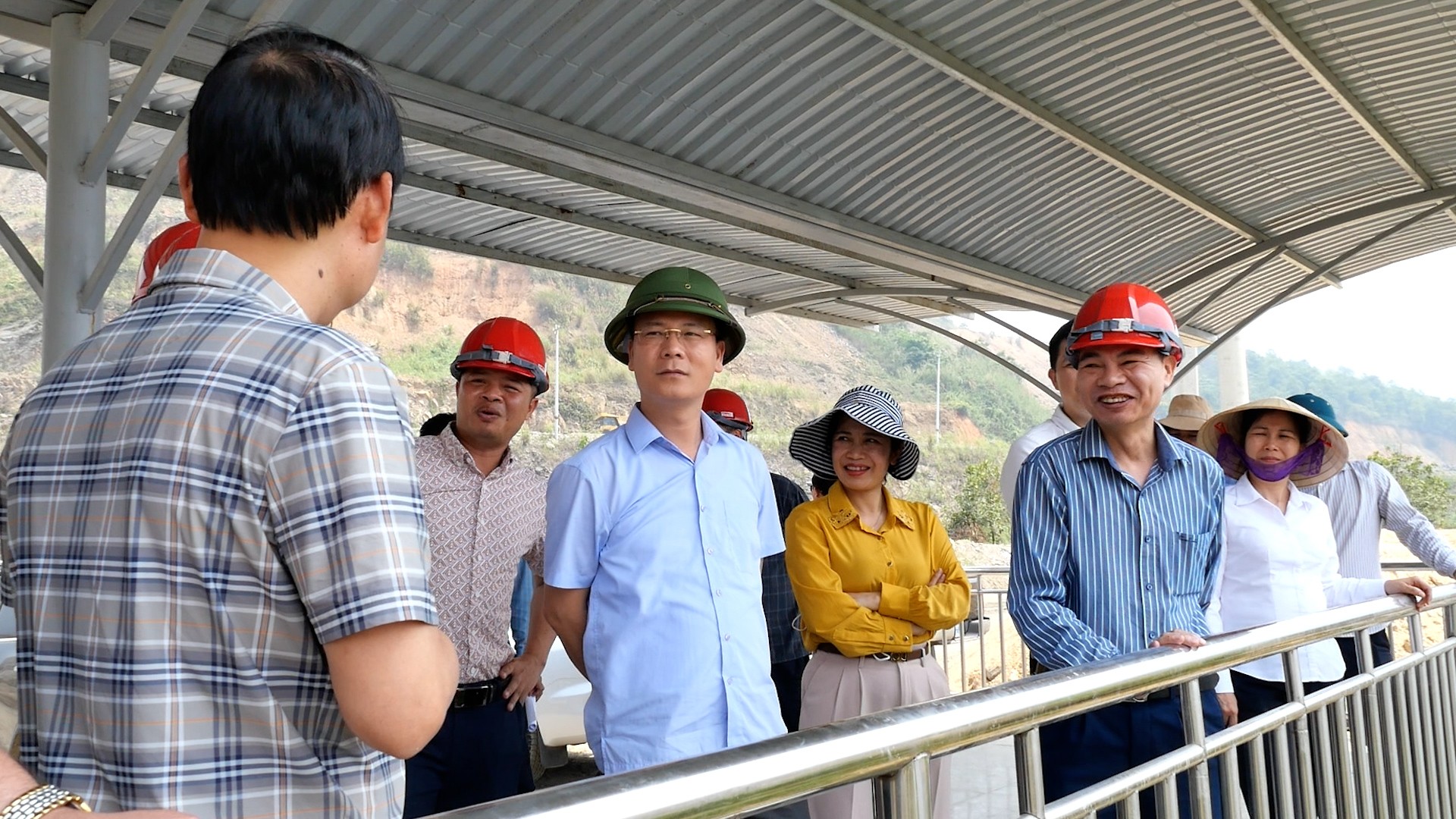 Đoàn công tác của tỉnh đã đi khảo sát thực địa 1a.jpg