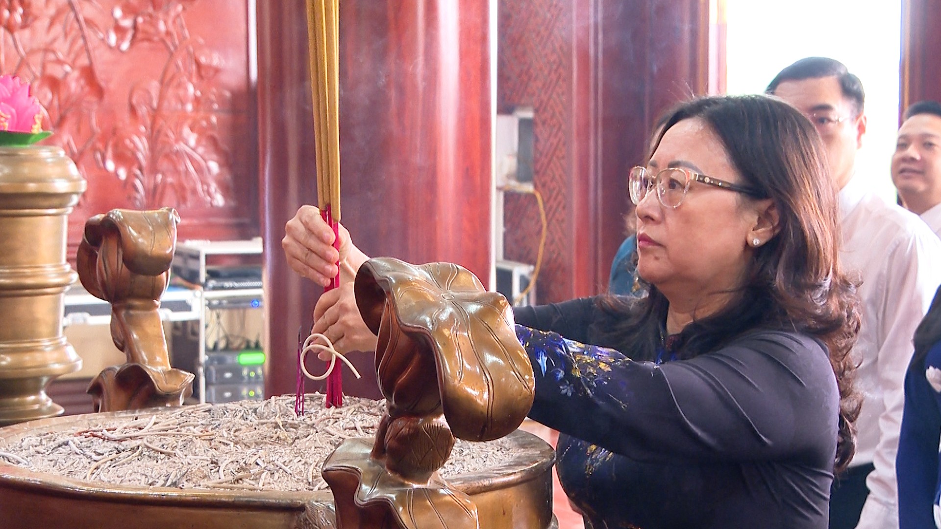 Đồng chí Giàng Thị Dung – Phó Bí thư Tỉnh ủy, Chủ tịch Ủy ban MTTQ Việt Nam tỉnh dâng hương tưởng niệm Chủ tịch Hồ Chí Minh. r6.jpg