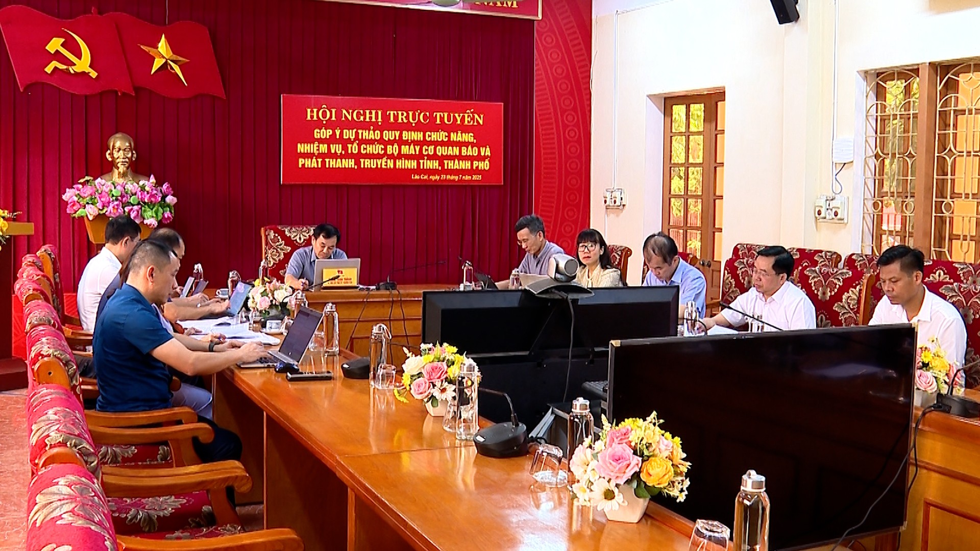 Các đại biểu tham gia hội nghị trực tuyến tại điểm cầu tỉnh Lào Cai. d2.jpg
