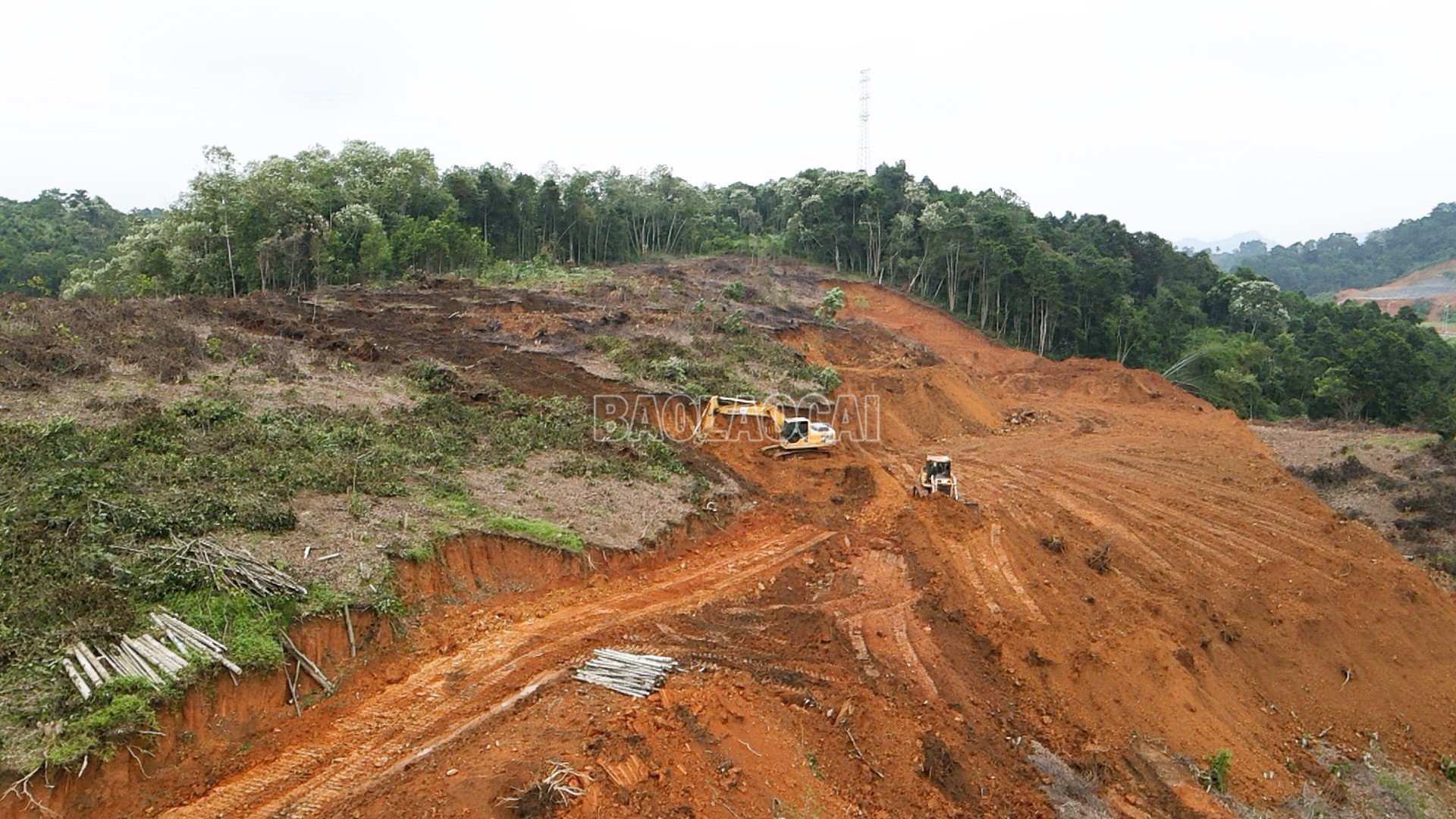 Thi công đúng tinh thần “ba ca bốn kíp”. baolaocai-c_e2.jpg