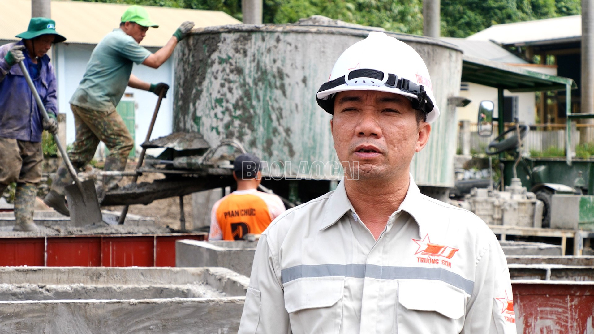 Ông Trần Văn Thanh - Phó Chỉ huy trưởng công trường Dự án San gạt mặt bằng và hạ tầng kỹ thuật khu Bản Qua. baolaocai-c_e8.jpg