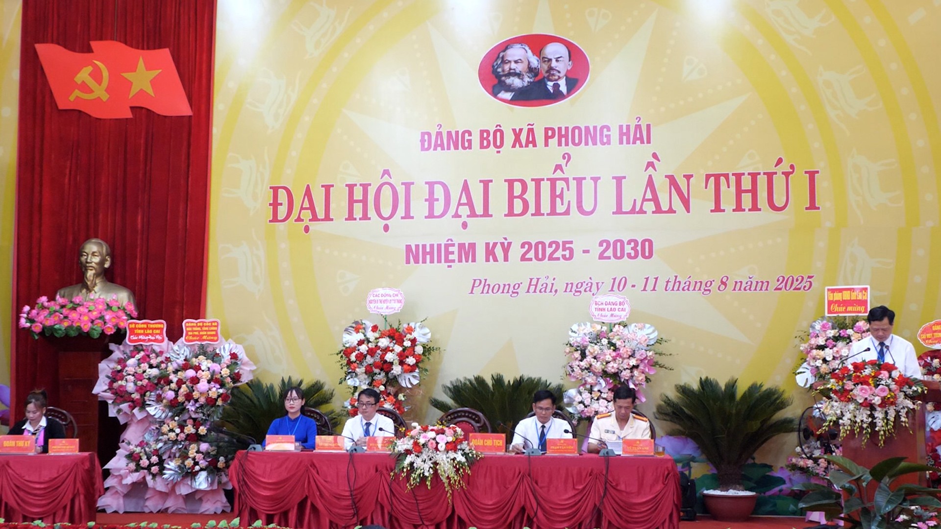 Đoàn Chủ tịch Đại hội đại biểu Đảng bộ xã Phong Hải. t4.jpg