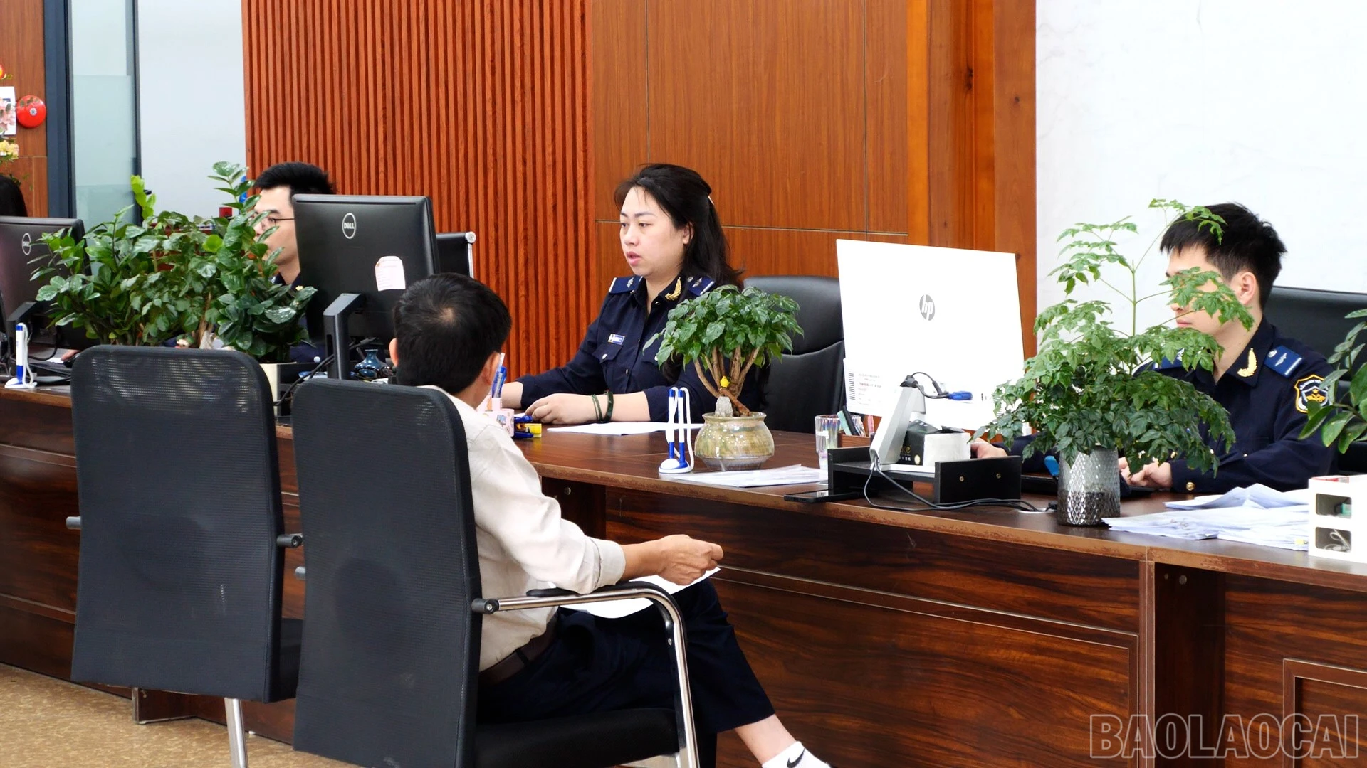 Cán bộ hải quan Cửa khẩu Kim Thành cũng được bố trí thời gian hợp lý đảm bảo 100% đều được tham gia bỏ phiếu.