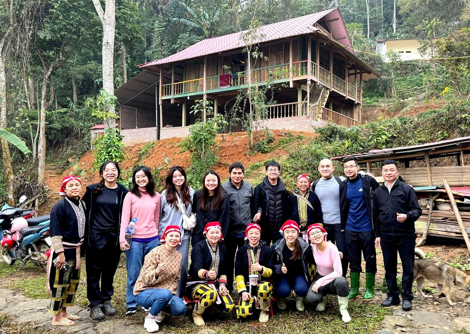 nhung-doan-khach-du-lich-den-xa-phin-ngan-huyen-btas-xat-nam-2023.jpg