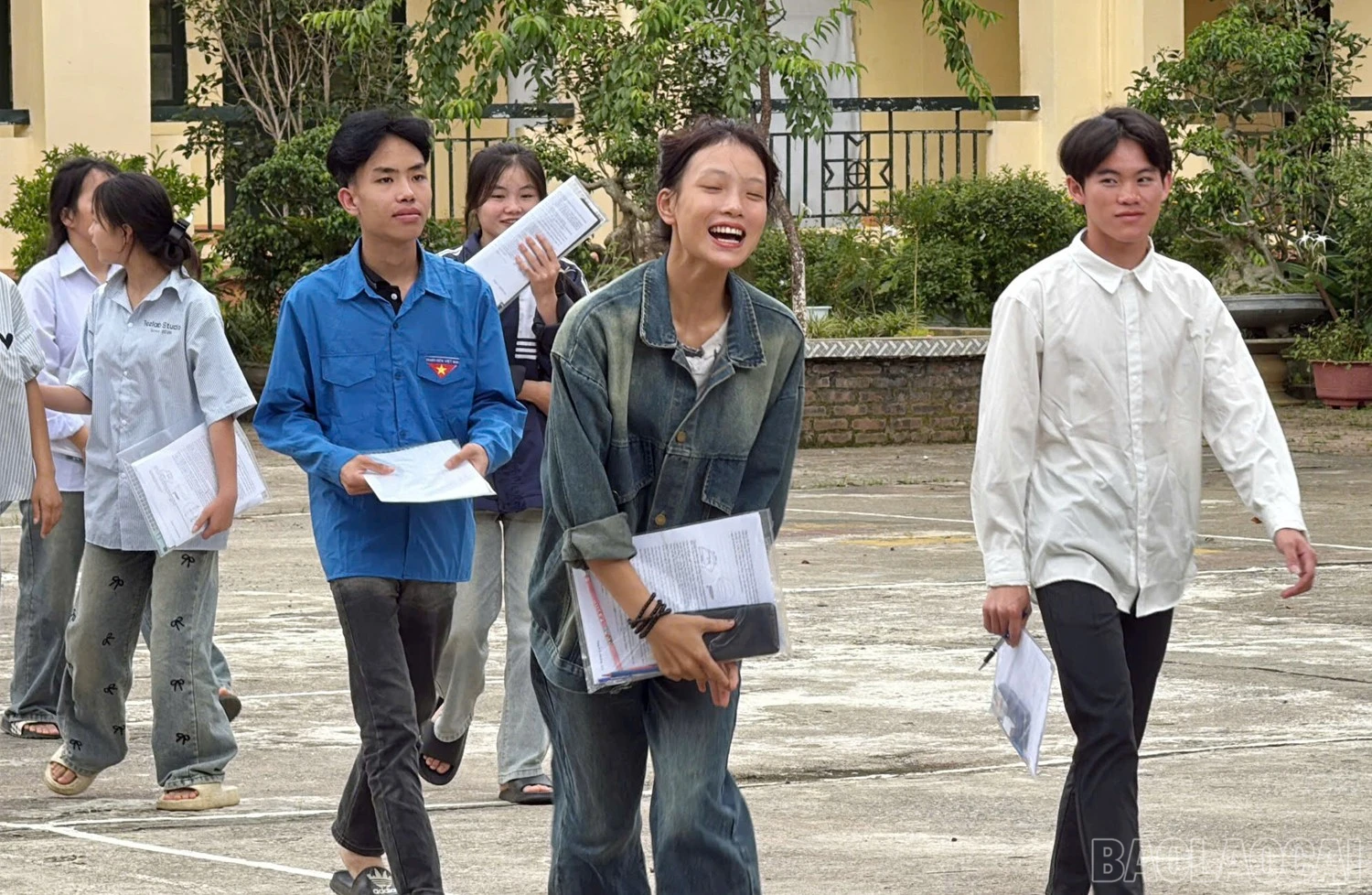 Nhiều thí sinh vui vẻ bước ra khỏi phòng thi.