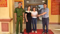 Công an Lào Cai hỗ trợ người dân trao trả gần 200 triệu đồng chuyển khoản nhầm và giúp người đàn ông trở về nhà an toàn