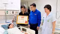 Cô giáo bị xe tải cán khi cứu học sinh được trao Huy hiệu 'Tuổi trẻ dũng cảm'