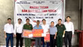 Trao kinh phí hỗ trợ làm nhà cho thân nhân liệt sĩ