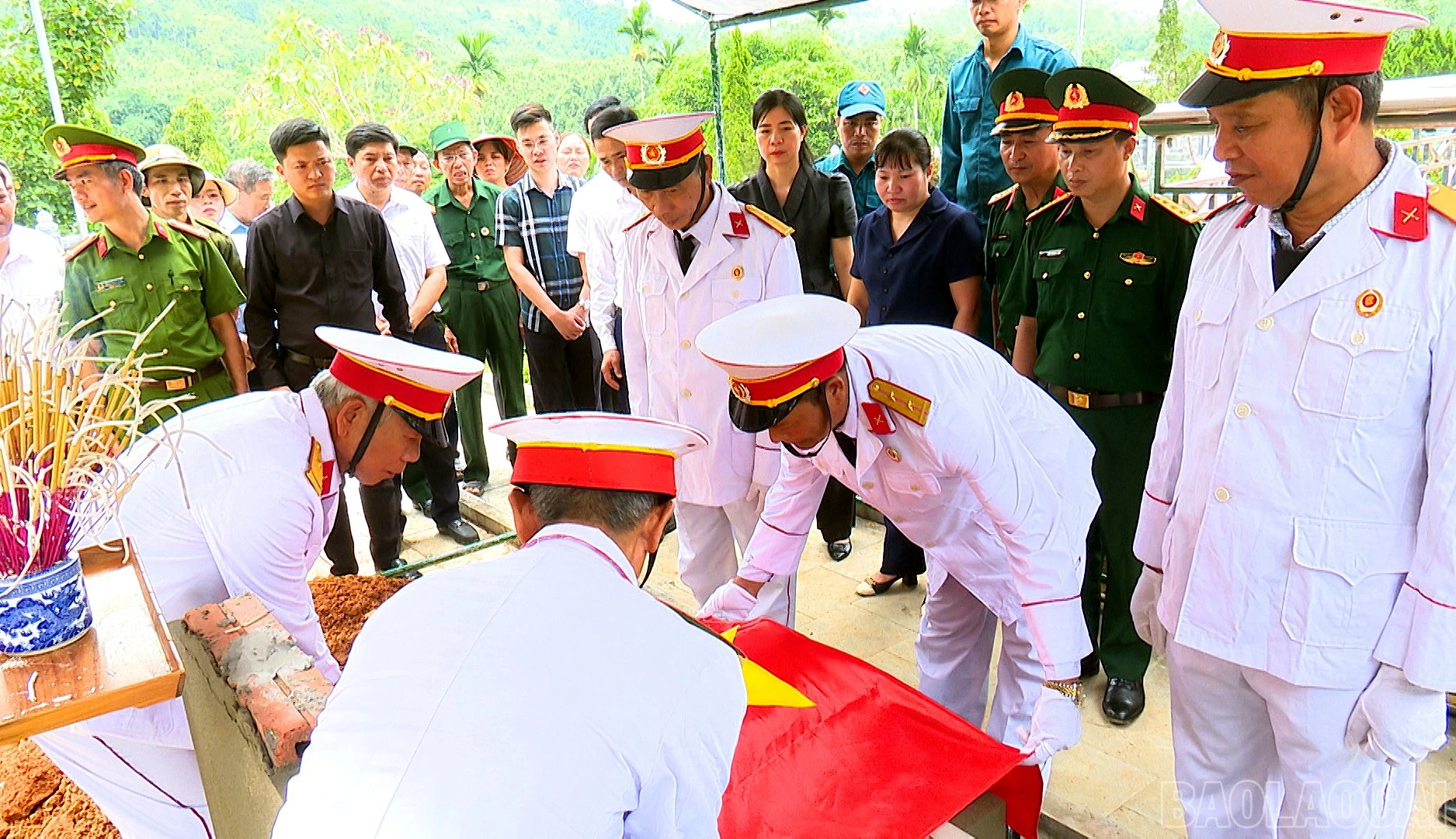 baolaocai-br_an-tang-hia-cot00-02-43-21still007.jpg