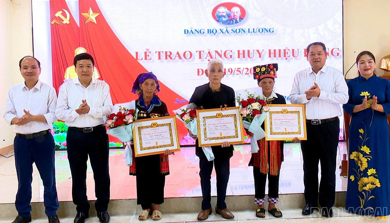 baolaocai-br_trao-huy-hieu00-02-40-18still003.jpg