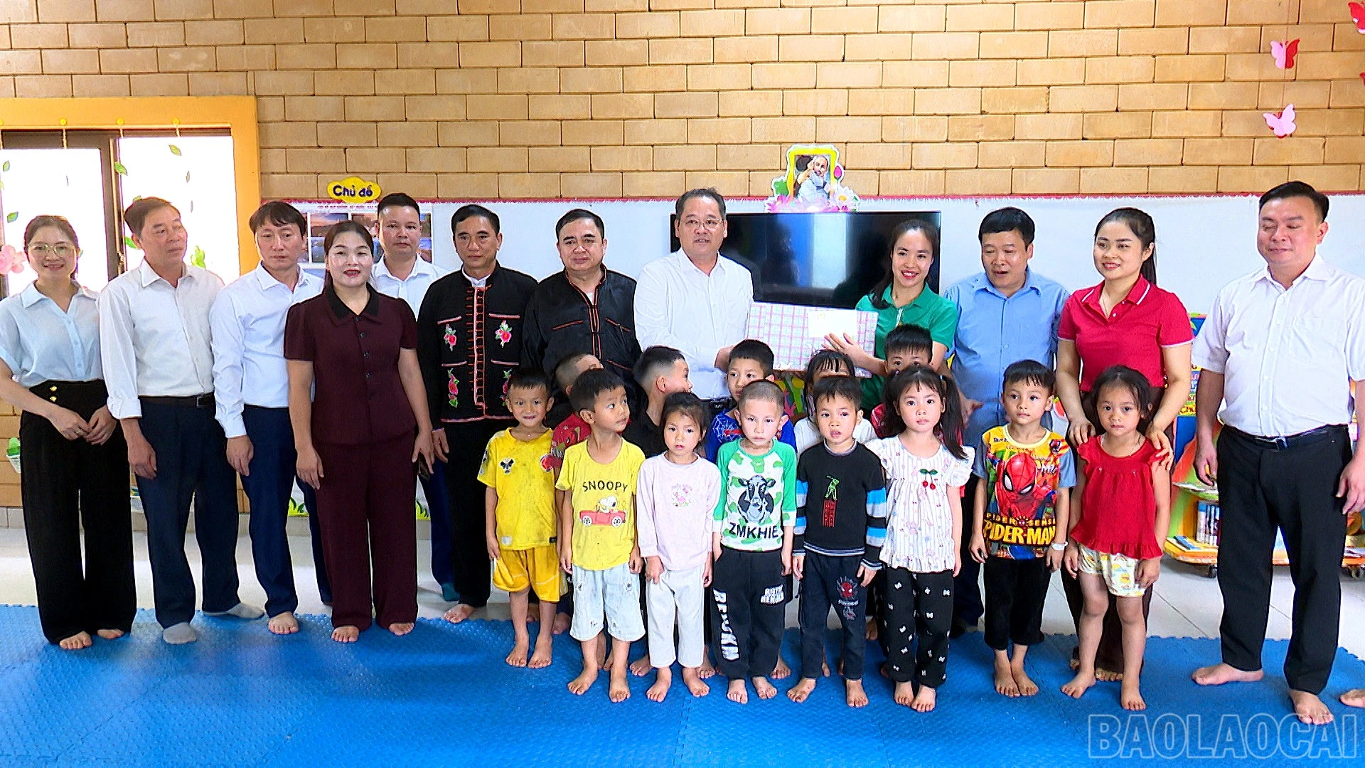 baolaocai-br_trao-huy-hieu00-04-04-16still008.jpg