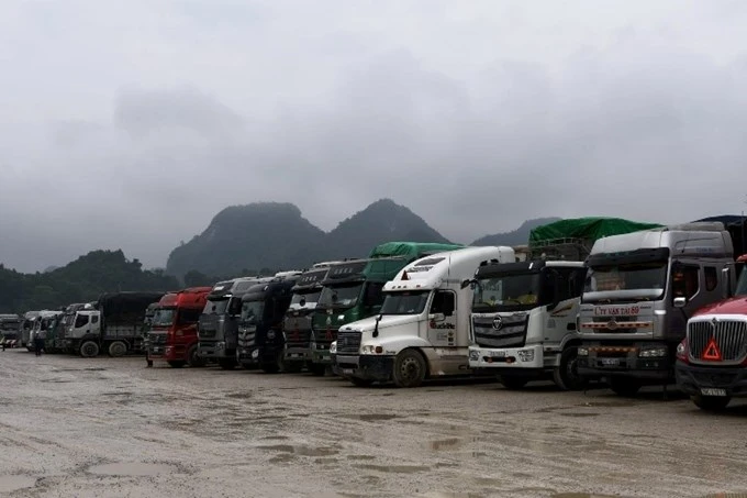 Nhiều tài xế phải quay đầu xe, đưa nông sản bị ùn tắc về tiêu thụ tại thị trường nội địa.