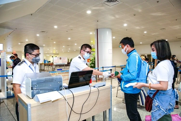 Từ 00 giờ ngày 15/5/2022, không phải xét nghiệm virus SARS-CoV-2 khi nhập cảnh vào Việt Nam ảnh 1