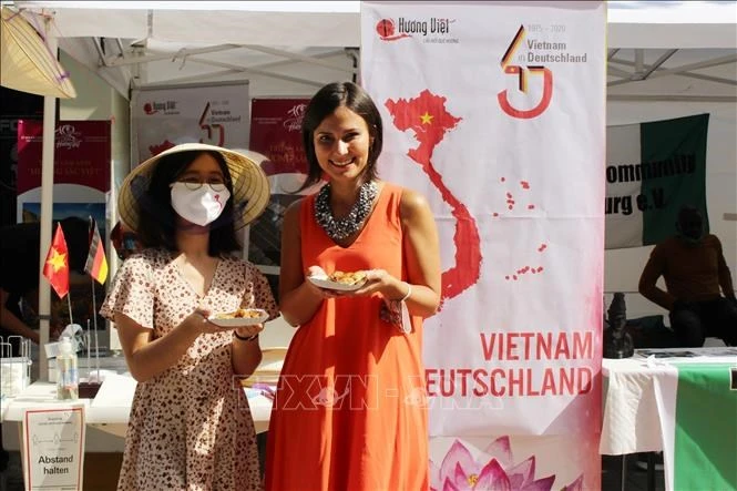 Quảng bá hình ảnh đất nước và con người Việt Nam tại Lễ hội đa văn hóa ngày 12/9/2020 tại thành phố Augsburg, bang Bayern, miền Nam nước Đức.