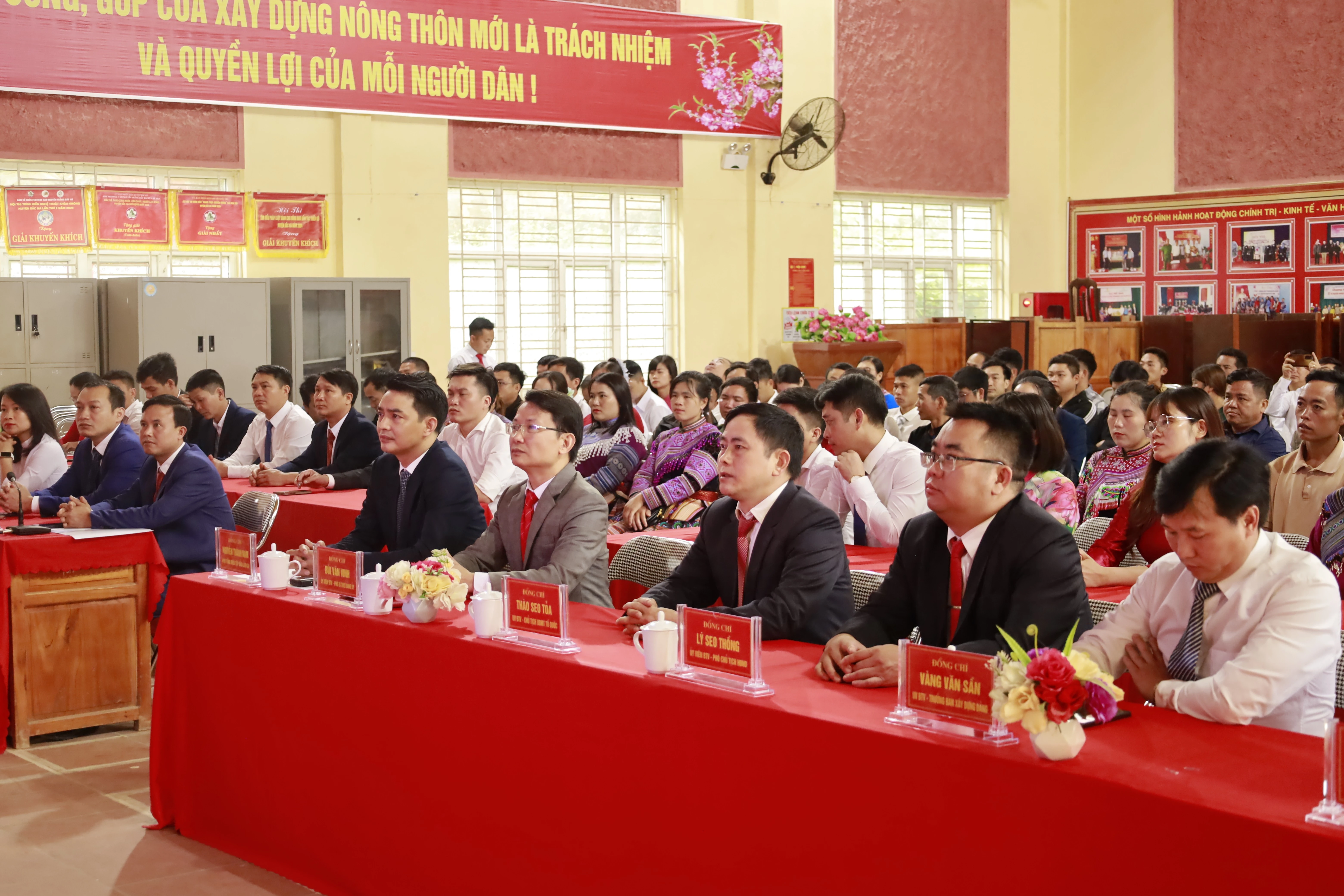 Đại biểu và người dân dự hội nghị.