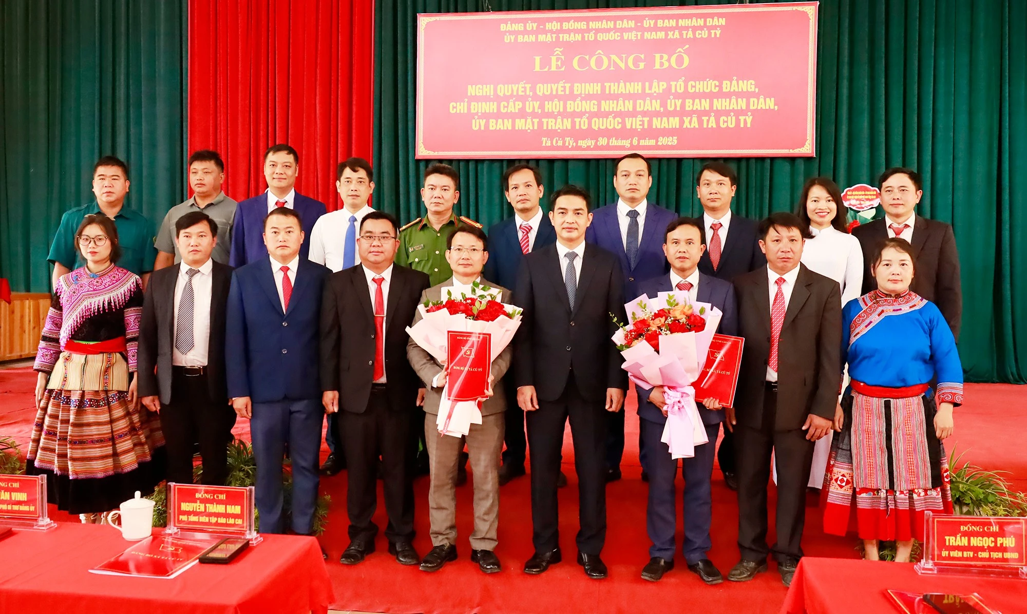 Ban Chấp hành Đảng bộ xã Tả Củ Tỷ (mới), nhiệm kỳ 2020 - 2025 chụp ảnh với các đại biểu.