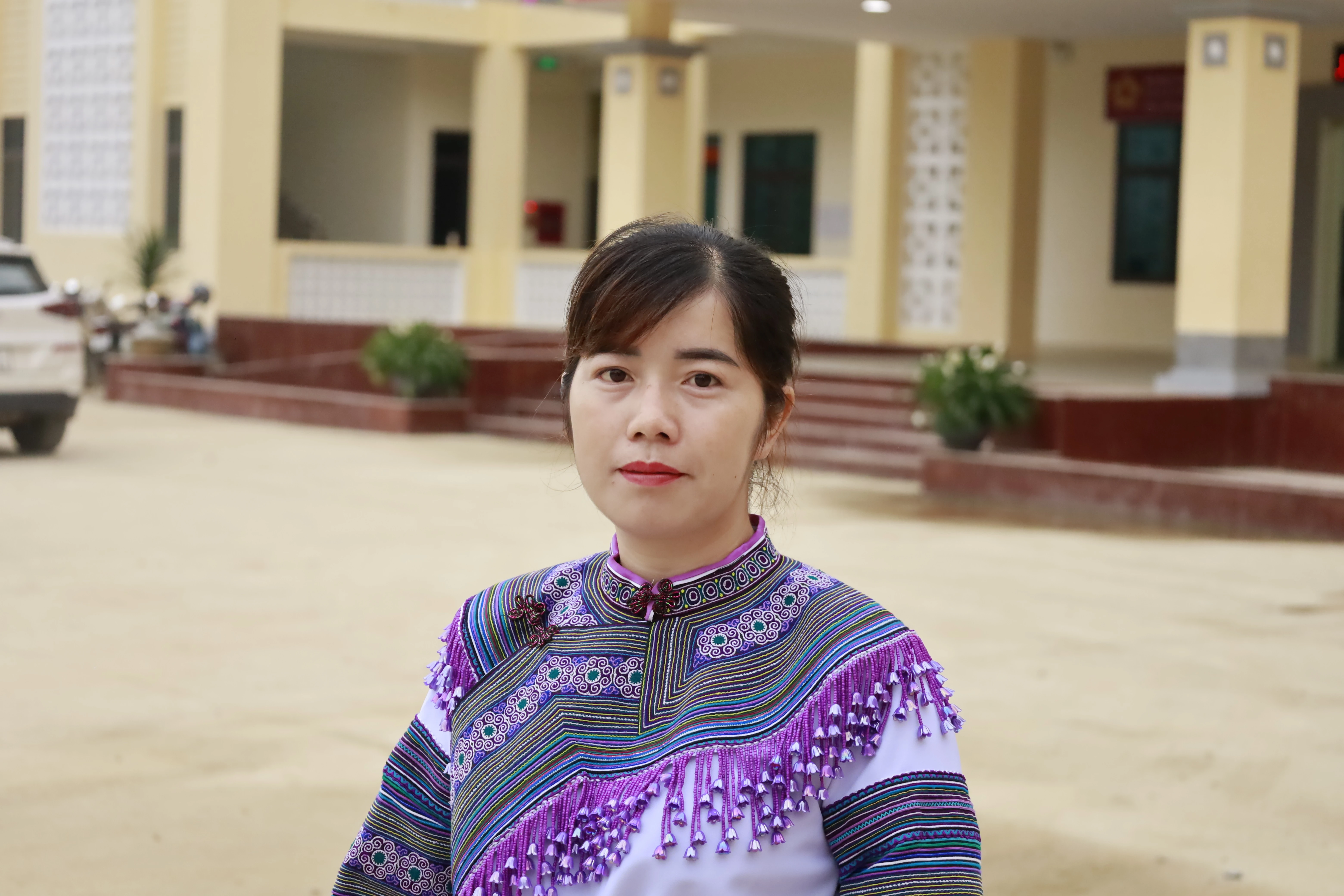 Chị Sùng Chú vui mừng trước giờ khắc lịch sử của địa phương.