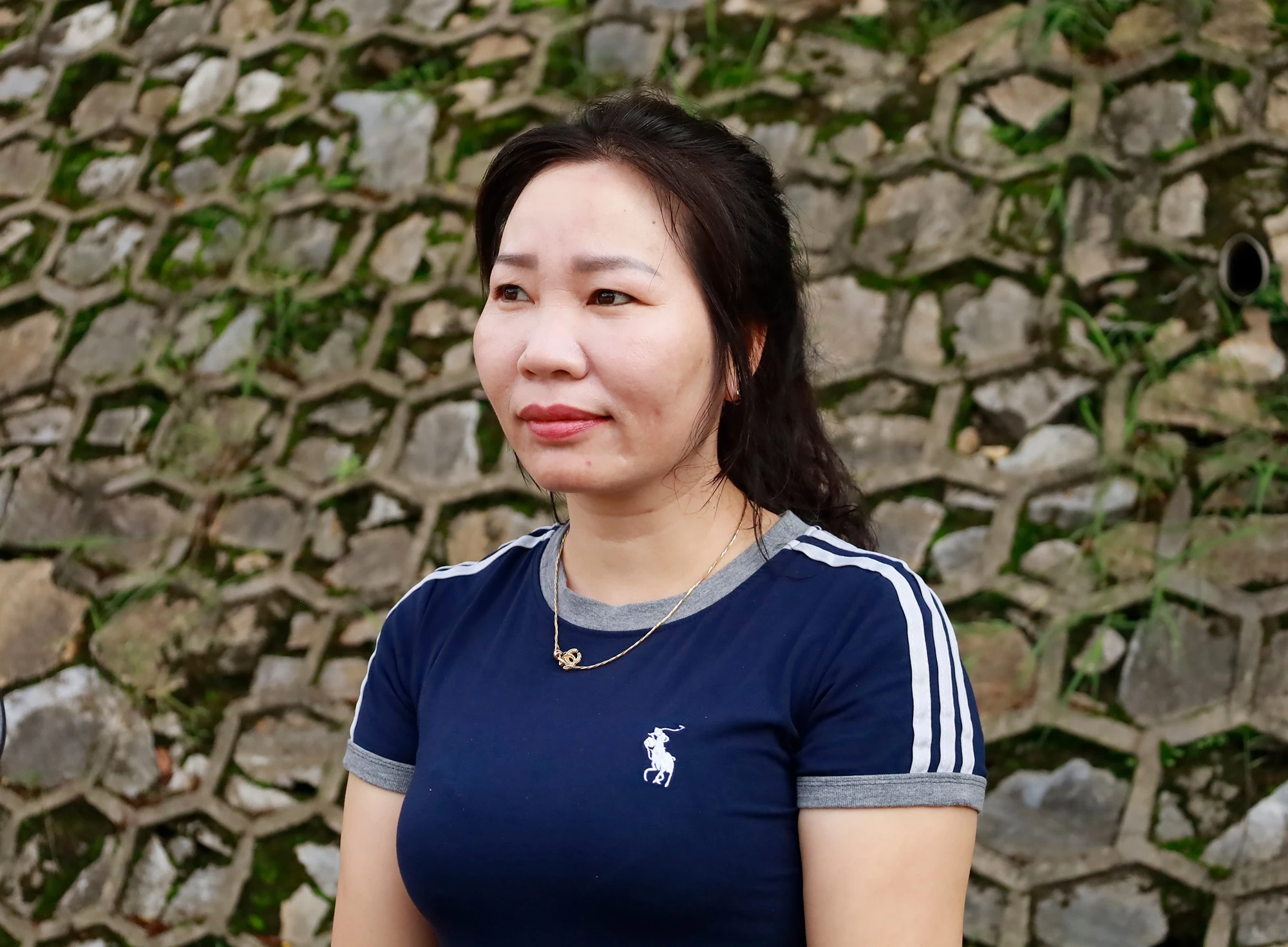 Chị Hoàng Thị Ngoãn hồi hộp đợi con trai thi xong.