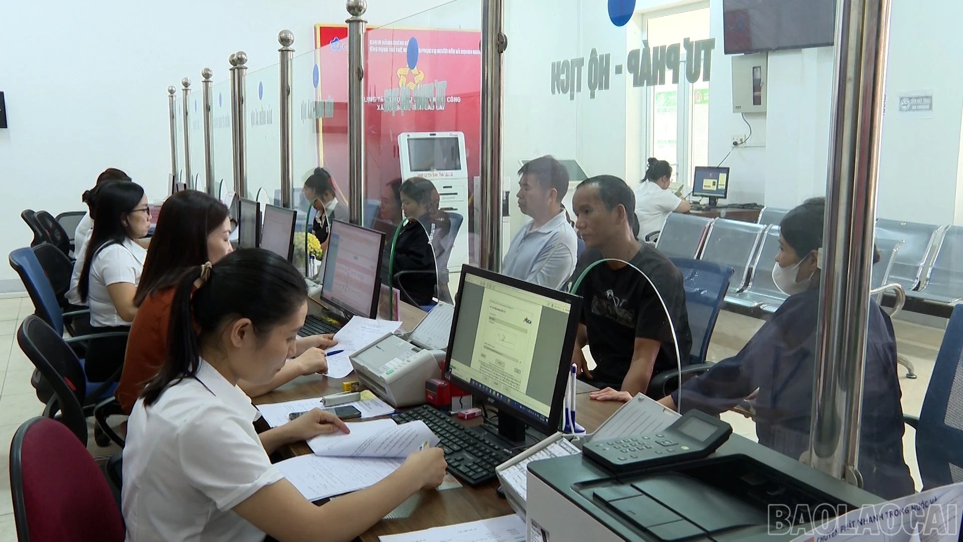 Người dân đến thực hiện thủ tục hành chính tại Trung tâm Phục vụ hành chính công xã Yên Bình.