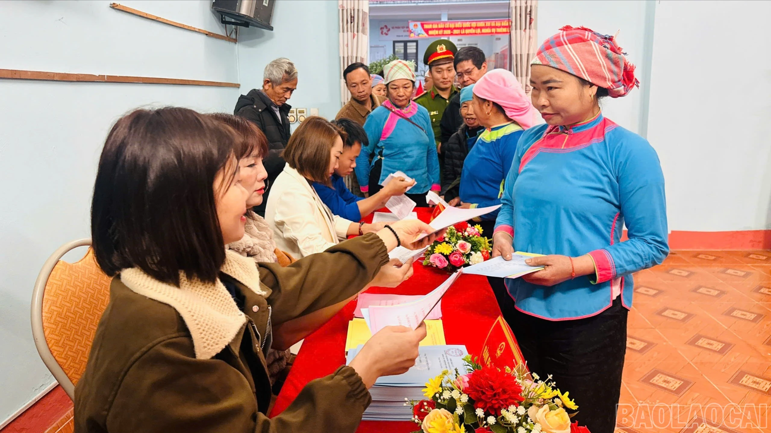 Kiểm tra hòm phiếu và phát phiếu cho cử tri.