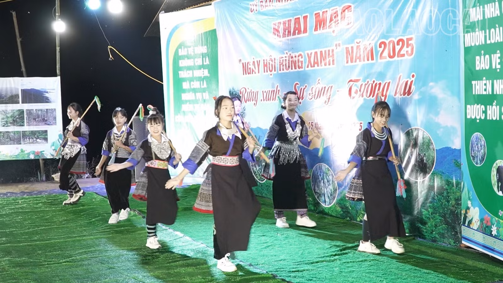 Tiết mục văn nghệ khai mạc ngày hội Rừng xanh.