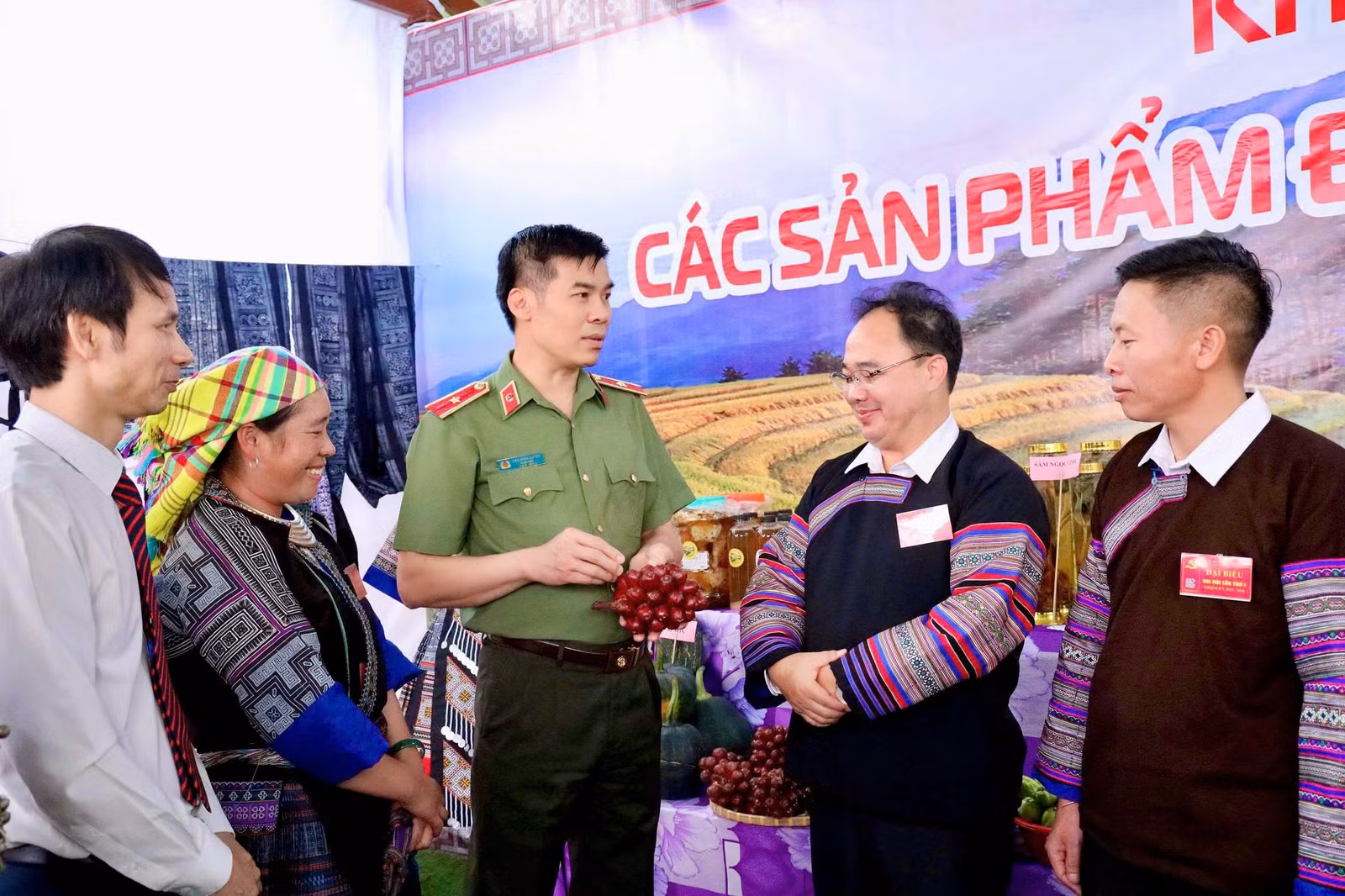 Thiếu tướng Cao Minh Huyền tham quan gian hàng giới thiệu sản phẩm và trao đổi với các đại biểu.