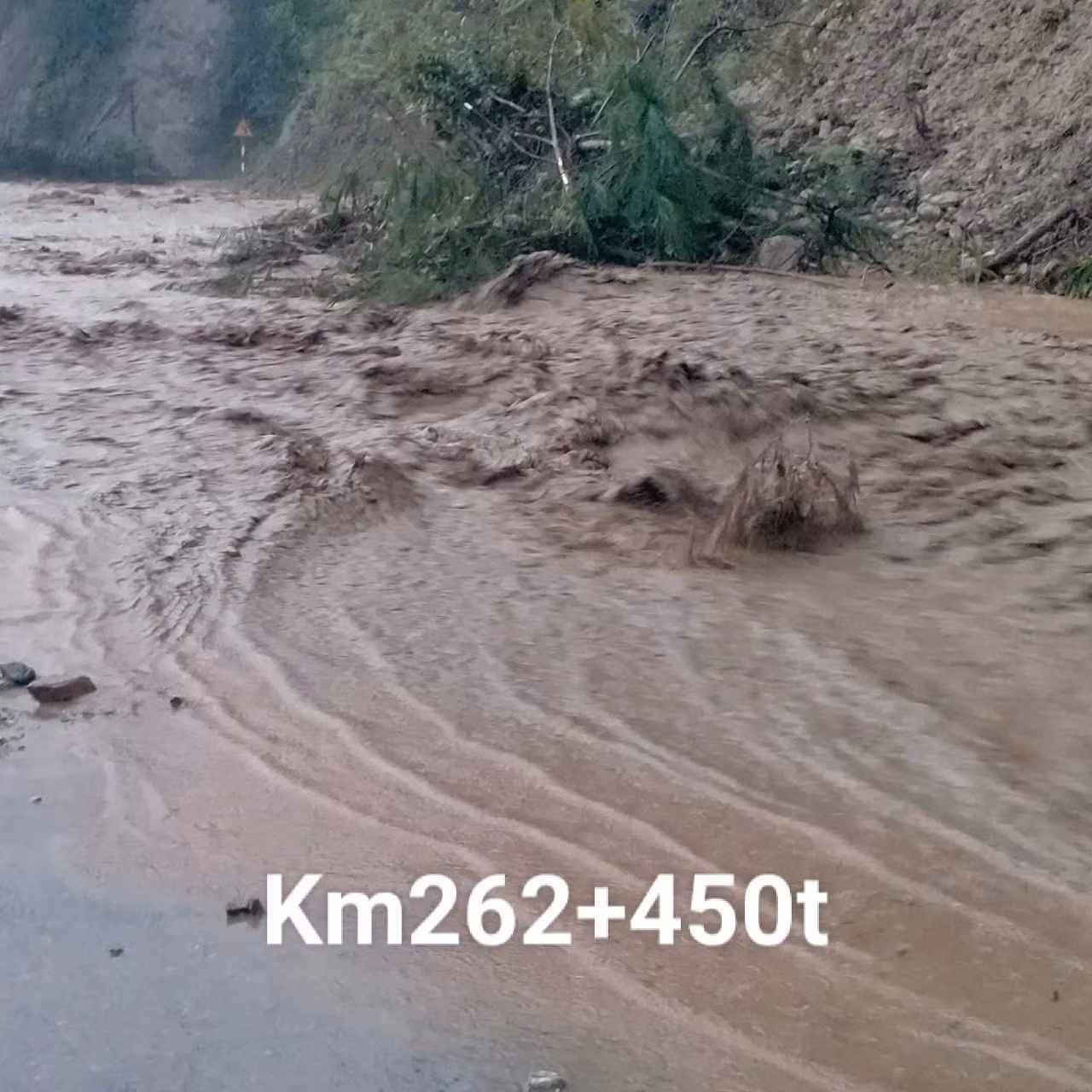 Nước lũ tràn lên mặt đường tại km 262+450