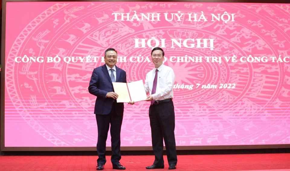 Ủy vi&ecirc;n Bộ Ch&iacute;nh trị, Thường trực Ban B&iacute; thư T.Ư Đảng V&otilde; Văn Thưởng trao quyết định điều động, ph&acirc;n c&ocirc;ng đối với đồng ch&iacute; Trần Sỹ Thanh - Ủy vi&ecirc;n BCH T.Ư Đảng, B&iacute; thư Ban c&aacute;n sự Đảng, Tổng kiểm to&aacute;n Nh&agrave; nước, giữ nhiệm vụ Ph&oacute; B&iacute; thư Th&agrave;nh ủy H&agrave; Nội