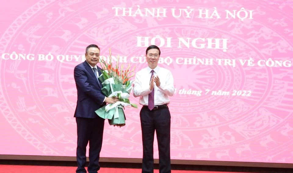 Ủy vi&ecirc;n Bộ Ch&iacute;nh trị, Thường trực Ban B&iacute; thư T.Ư Đảng V&otilde; Văn Thưởng tặng hoa ch&uacute;c mừng đồng ch&iacute; Trần Sỹ Thanh&nbsp;