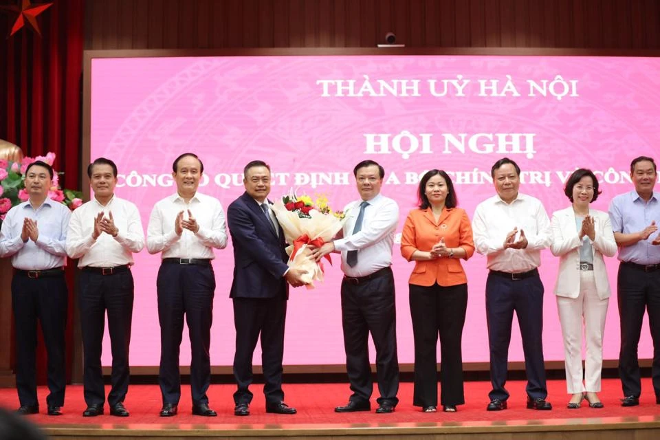 C&aacute;c đồng ch&iacute; Thường trực Th&agrave;nh ủy, Ban Thường vụ Th&agrave;nh ủy H&agrave; Nội tặng hoa ch&uacute;c mừng đồng ch&iacute; Trần Sỹ Thanh