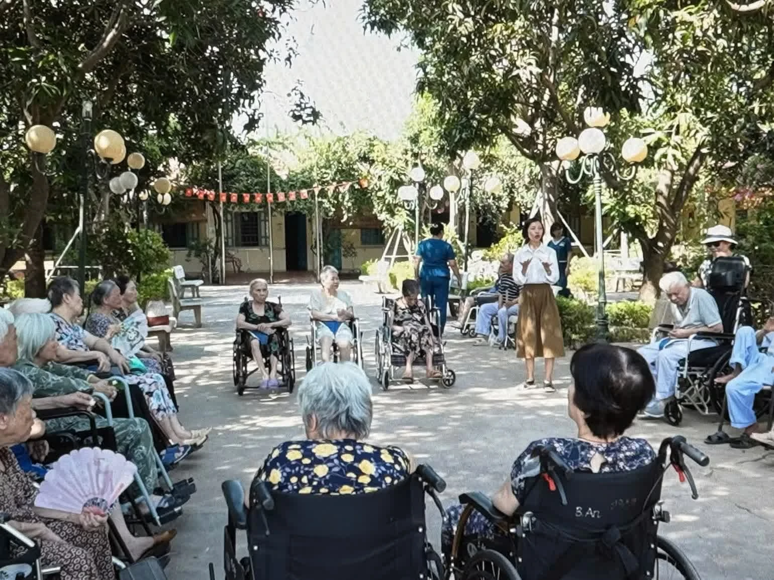 Một buổi sinh hoạt tập thể người cao tuổi tại Trung tâm chăm sóc người cao tuổi Nhân Ái (Hà Nội). (Ảnh: MINH HUỆ)