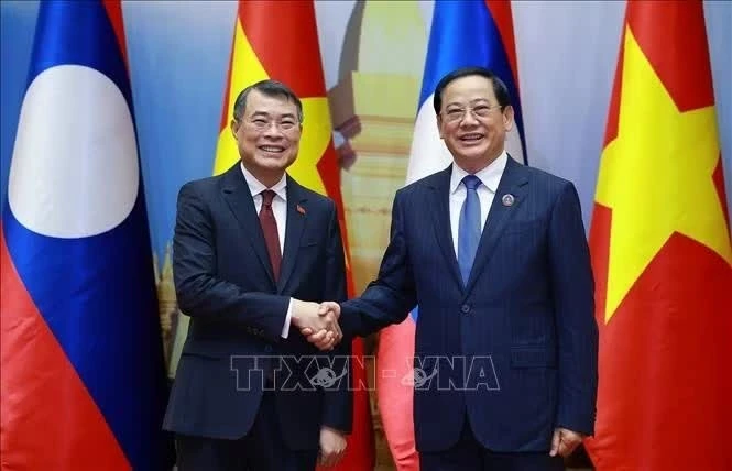 Thủ tướng Lê Minh Hưng hội kiến Chủ tịch Quốc hội Lào Sonexay Siphandone. Ảnh: Dương Giang – TTXVN