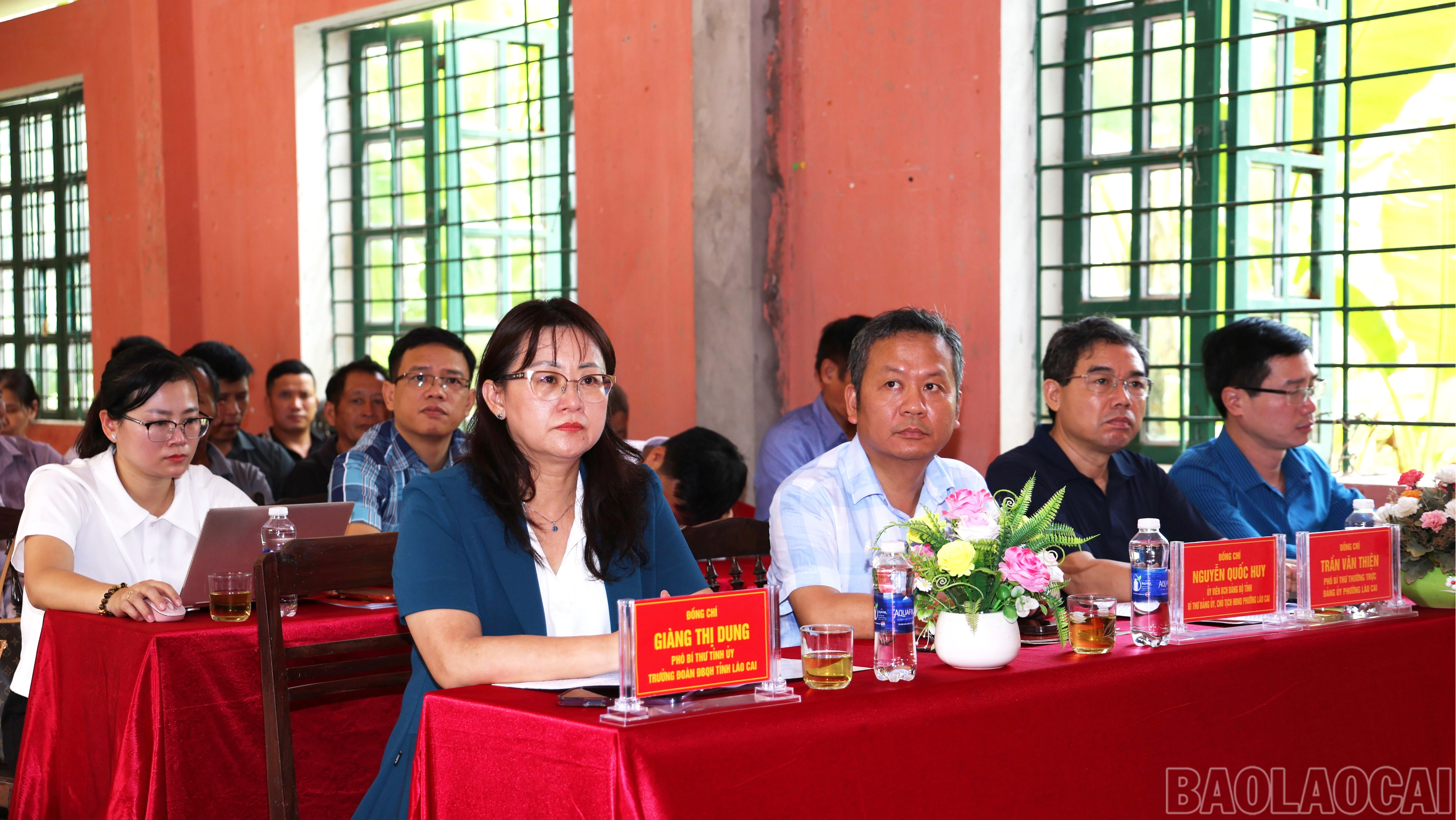 Đồng chí Giàng Thị Dung - Phó Bí thư Tỉnh ủy, Trưởng Đoàn đại biểu Quốc hội tỉnh dự sinh hoạt thường kỳ tháng 10 của Chi bộ tổ dân phố số 45 Bản Phiệt.