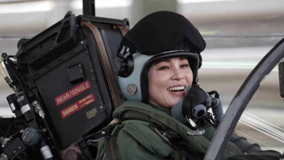Hoàng hậu Thái Lan Suthida lần đầu một mình lái tiêm kích Gripen. (Ảnh: Bangkok Post)