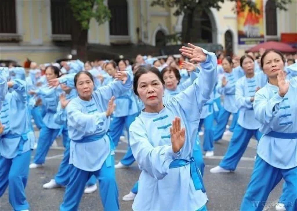 Chương trình đồng diễn Thể dục dưỡng sinh của người cao tuổi do Hội Sức khỏe ngoài trời người trung, cao tuổi Hà Nội tổ chức. Ảnh tư liệu: Thanh Tùng/TTXVN