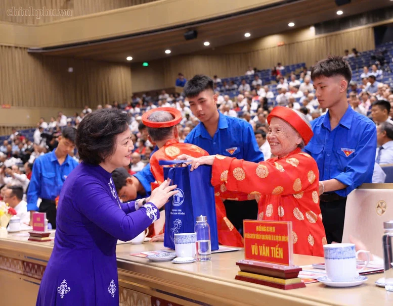 Phó Thủ tướng Phạm Thị Thanh Trà tặng quà người cao tuổi tiêu biểu từ 90 tuổi trở lên đang cư trú trên địa bàn thành phố Hải Phòng - Ảnh: chinhphu.vn/Thu Giang