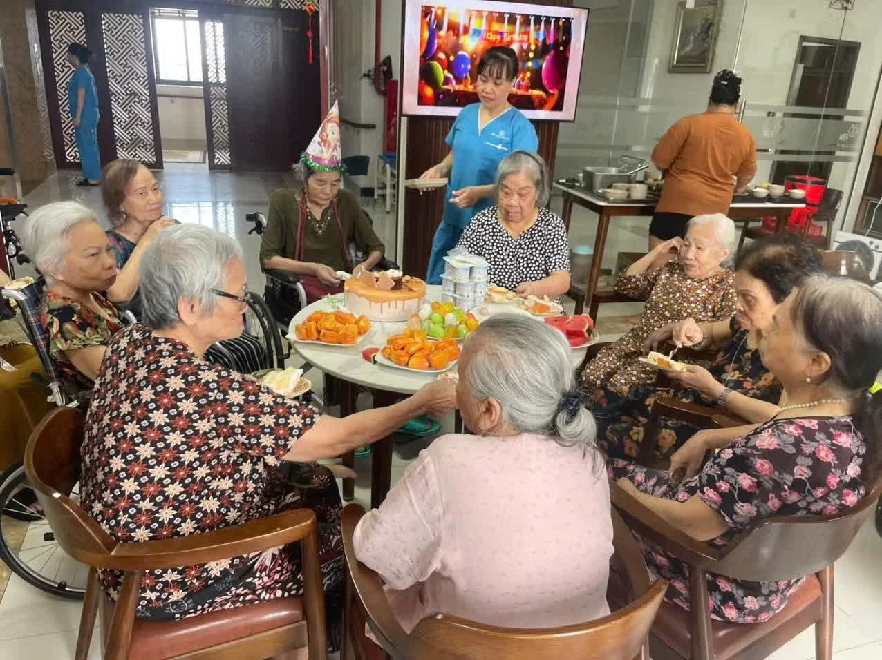 Tổ chức sinh nhật cho người cao tuổi tại Viện điều trị nghỉ dưỡng FDC, Hà Nội. (Ảnh: MINH HUỆ)