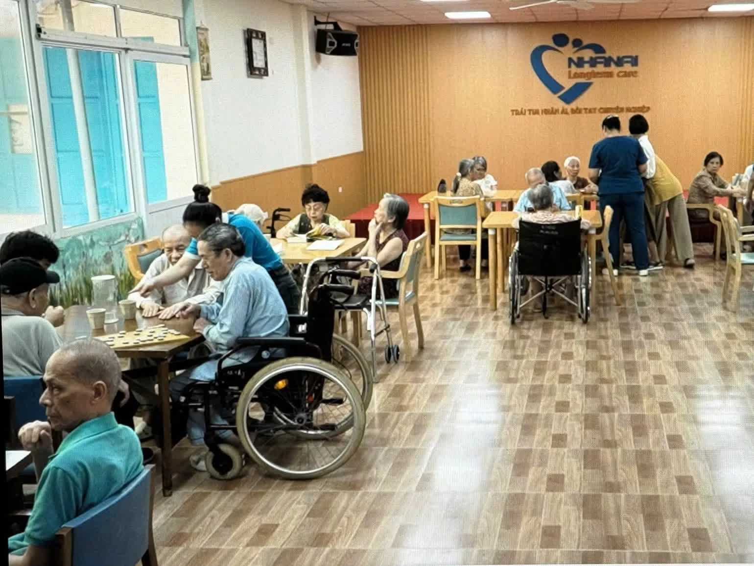 Tổ chức các câu lạc bộ cờ tướng, đọc sách cho người cao tuổi tại Trung tâm chăm sóc người cao tuổi Nhân Ái, Hà Nội. (Ảnh: MINH HUỆ)