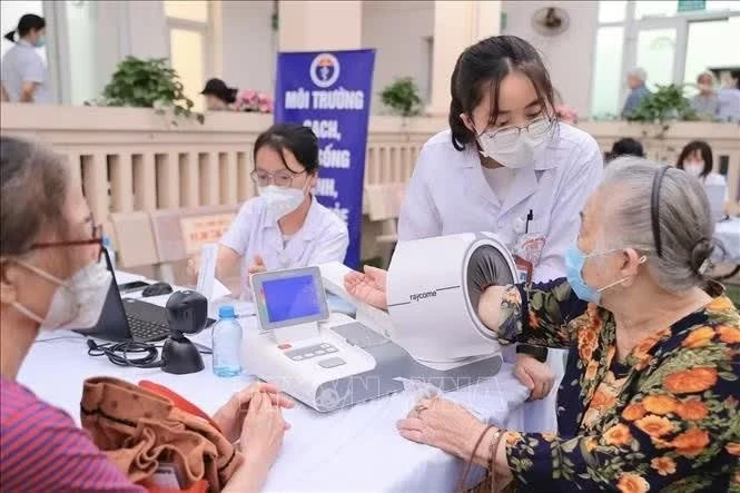 Trạm Y tế phường Việt Hưng (Hà Nội) khám chữa bệnh cho người cao tuổi. Ảnh: Minh Quyết/TTXVN